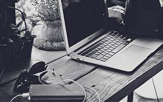 小区业主还原于朦胧坠楼细节：友人曾用衣物遮面，警方排除刑嫌