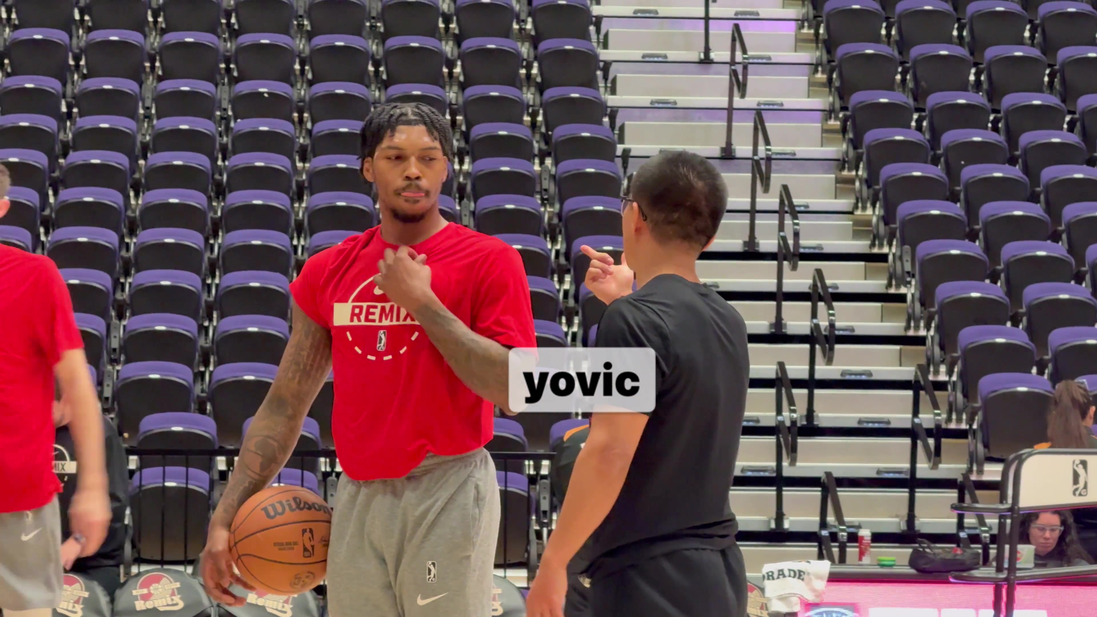 足球即時比數直播-杨瀚森休战我没闲着！翻译刘禹铖赛前指导乐福 后者频频点头